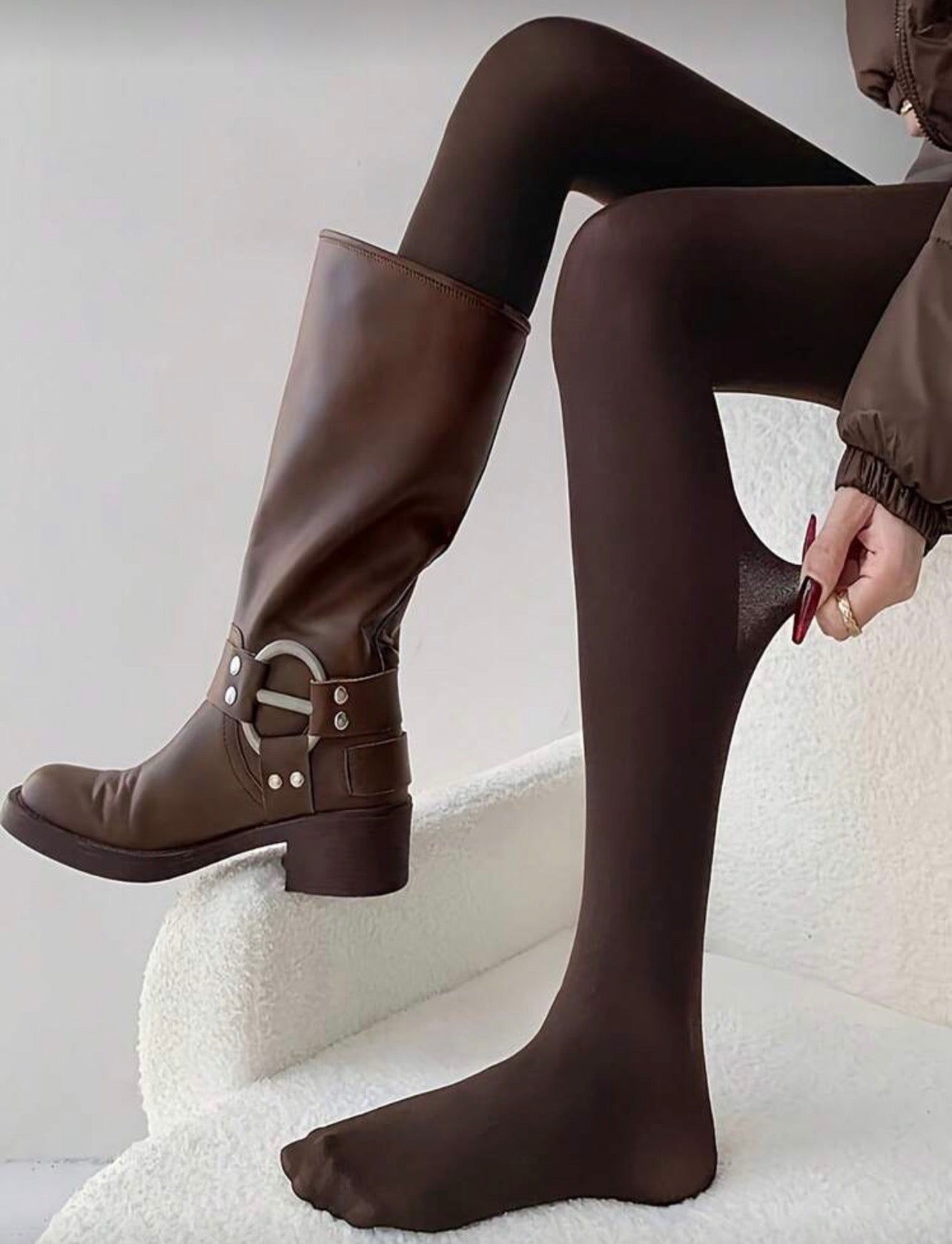 Opaque brown tights